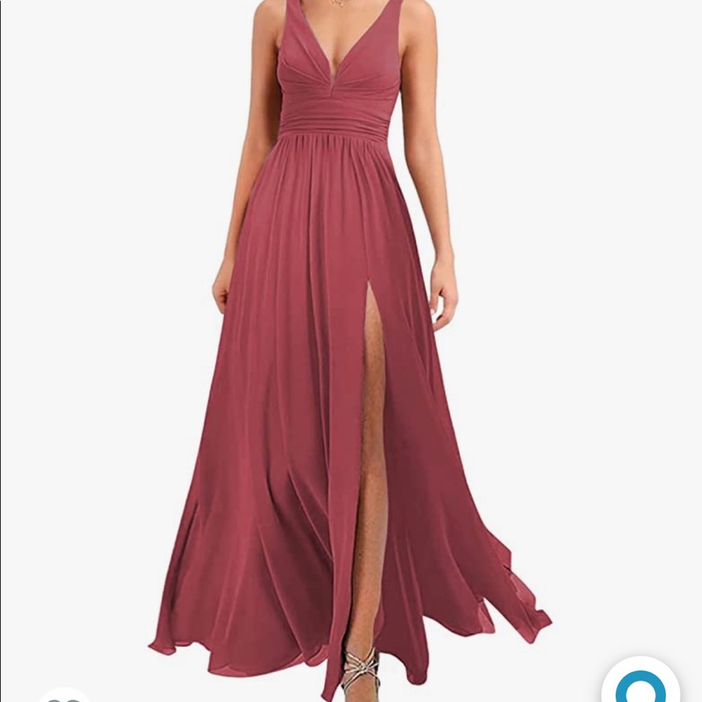 Long v-Neck dress, with slit & pockets. Lace-up back